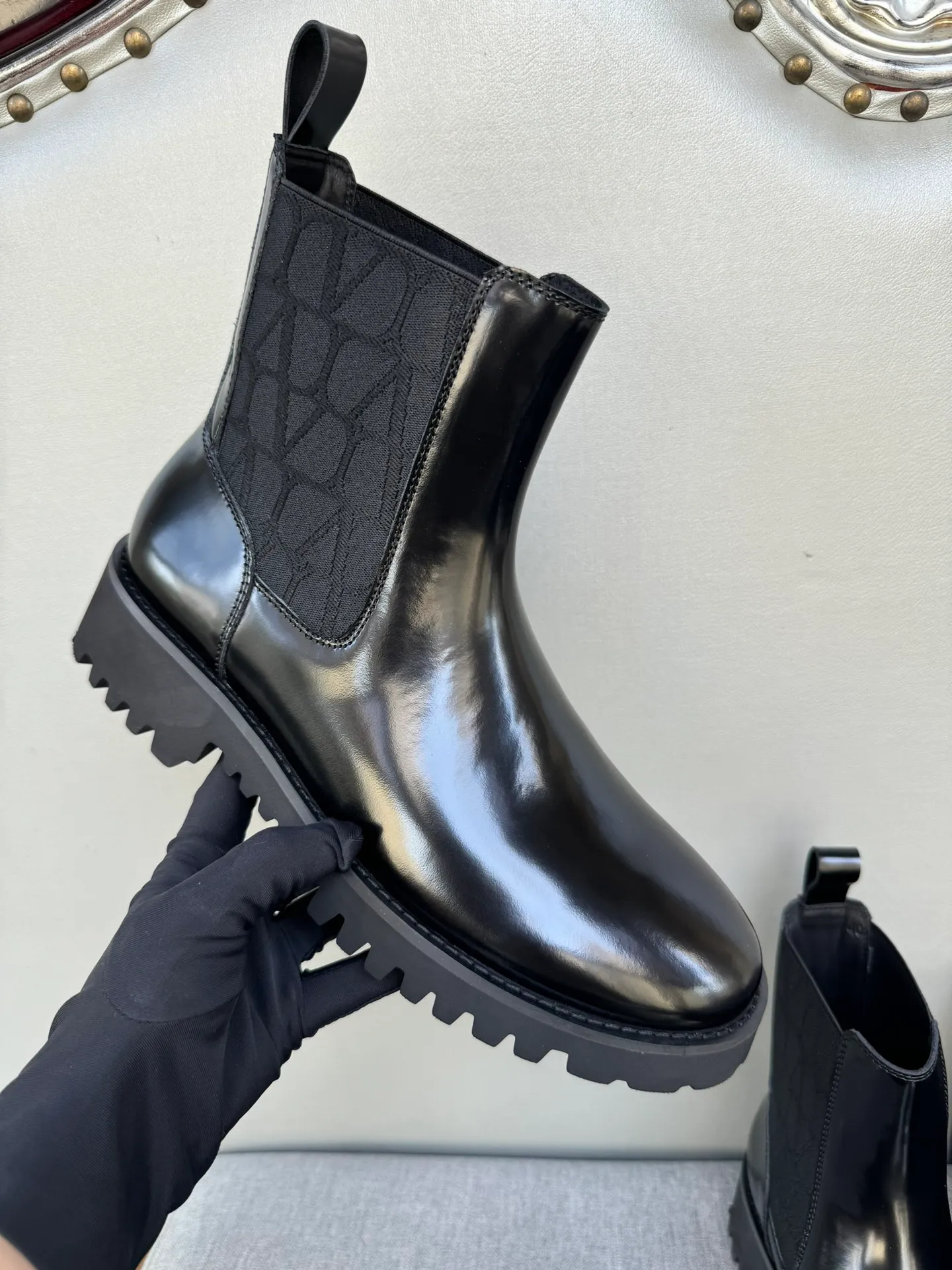 [Valentino] Top P: 1000💰 Size: Men 39-44 (45 customized) Valentino VLTN casual shoes 2025 latest winter series, original 1:1 development Casual men's leather shoes Made with heavy investment, shoes and boots are made of imported cowhide that is not easy to deform, black cowhide lining, original foam outsole, black open edge beads, black suede, brown suede Factory craftsmanship, perfect products are only prepared for you who know taste! Any comparison is welcome!